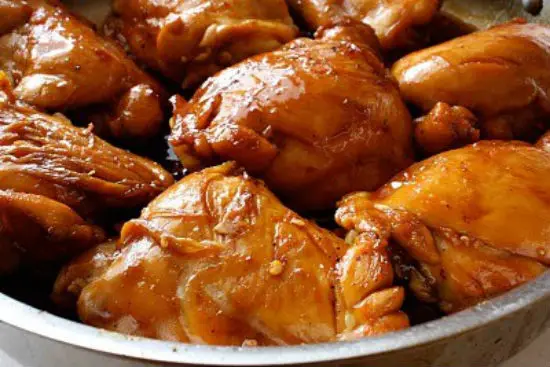 Nêm thêm gia vị cho món gà kho gừng đậm đà