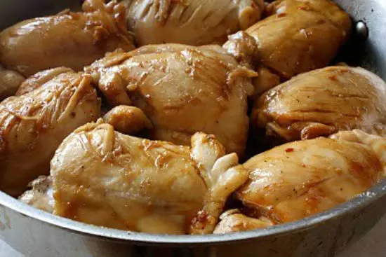 Đảo thịt gà cho săn lại để món gà kho gừng nhìn hấp dẫn hơn