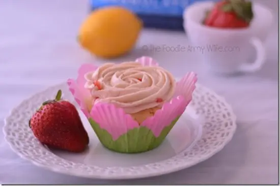 Cupcake dâu tây + chanh cặp đôi hoàn hảo