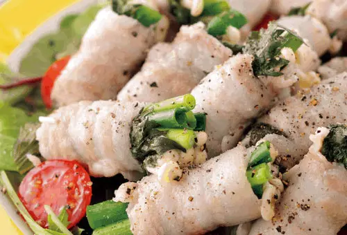 Đổi vị với món thịt ba chỉ cuộn nấm kim châm hấp ngày cuối tuần