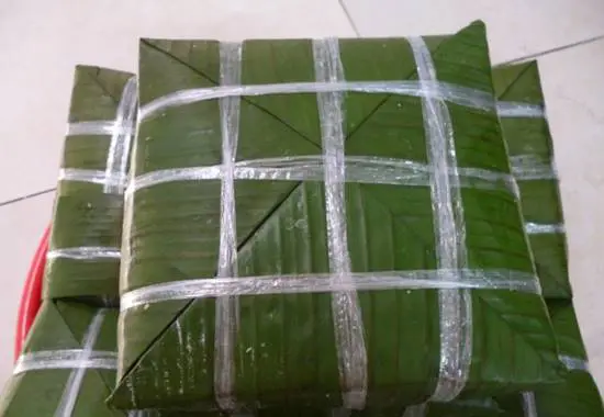 Bánh chưng gói bằng lá chuối sau khi luộc chín phải ép lại đêr bánh ráo nước và chặt khuôn