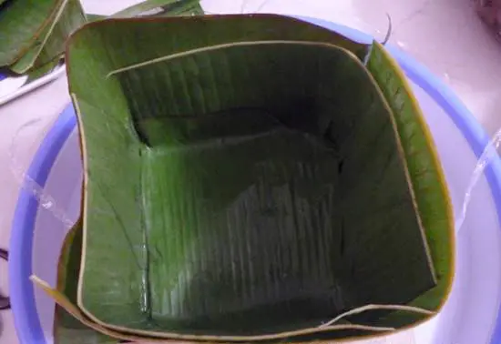 Bánh chưng gói bằng lá chuối thường mềm và có mùi thơm hấp dẫn hơn