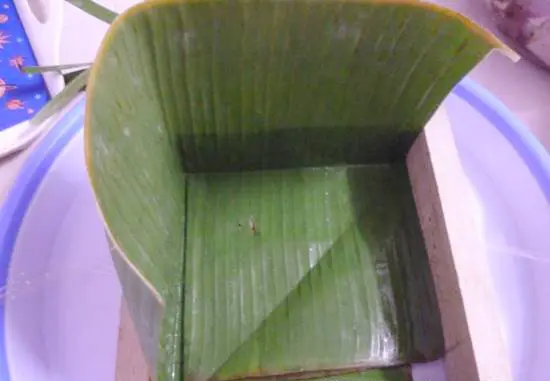 Sử dụng khuôn vuôn để gói bánh chưng bằng lá chuối