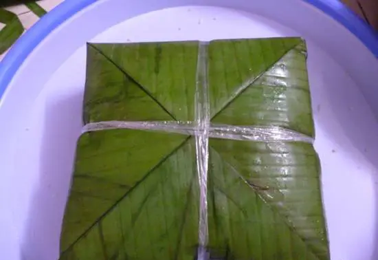 Chỉnh cho chiếc bánh chưng gói bằng lá chuôí vuông vắn