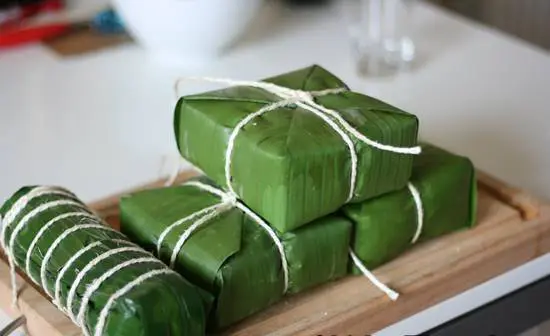 Dùng lá chuối gói bánh chưng đẹp mắt