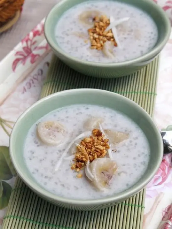 Hoàn thành món chè chuối nước cốt dừa