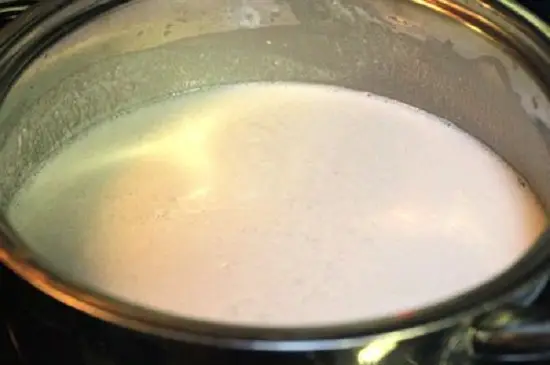 Đổ nước cốt dừa ra bắt đầu làm chè chuối nước cốt dừa ngon