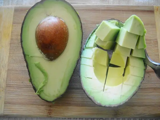 cắt bơ làm salad bơ từ Mexico