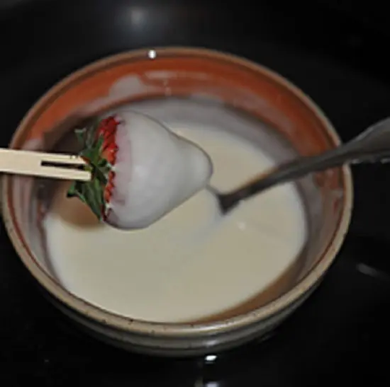 nhúng dâu tây vào chocolate trắng