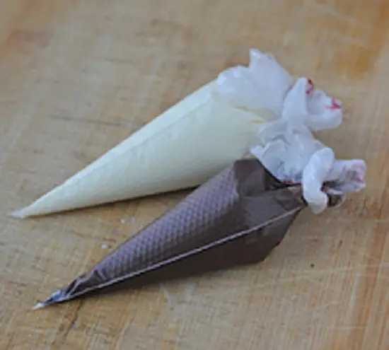 cho chocolate vào túi bắt kem