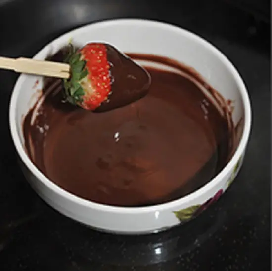 nhúng dâu tây vào chocolate