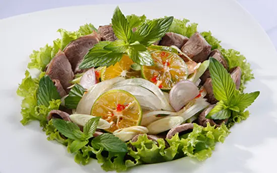 Gỏi bắp bò rau thơm ăn là thích