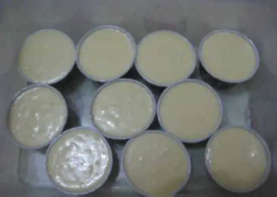 Đổ hỗn hợp kem sâù riêng vào khuôn