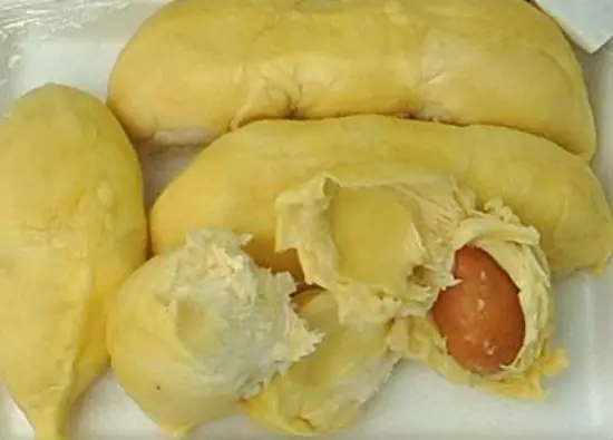 Tách phần thịt sầu riêng để làm kem dứa