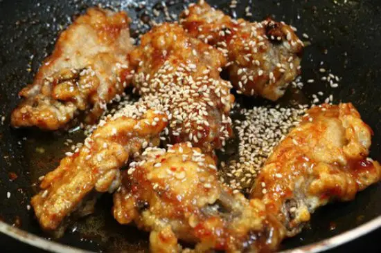tẩm cánh gà chiên vừng kiểu Hàn Quốc với nước sốt