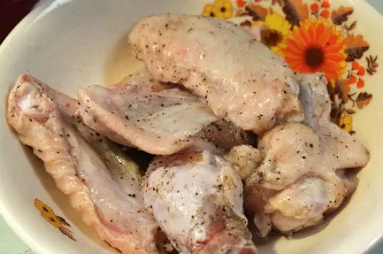 Sơ chế nguyên liệu làm món cánh gà chiên vừng kiểu Hàn Quốc