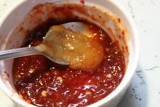 Trộn phần nước sốt cho món cánh gà chiên vừng kiểu Hàn Quốc
