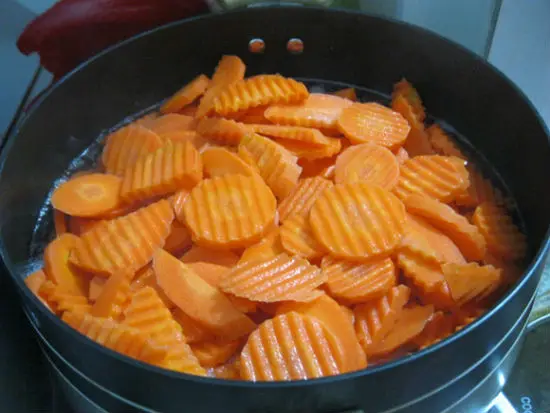 Luộc cà rốt sơ qua với nước để món mứt cà rốt ngon hơn
