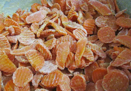 Sên mứt cà rốt đến khi đường trắng bám đều quanh miếng cà rốt