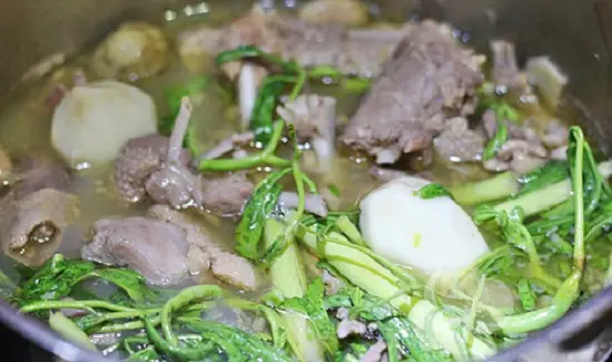 Cho rau rút vào để nấu vịt om sấu