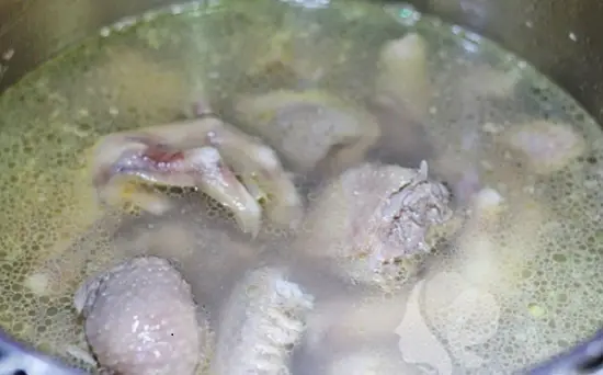 Thêm nước vào để nấu vịt om sấu