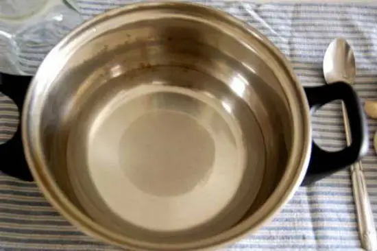 Chuẩn bị hỗn hợp nước để ngâm xoài chua ngọt