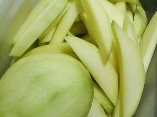 Sơ chế nguyên liệu xoài làm món xoài ngâm chua ngọt