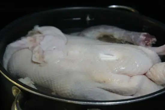 Thịt vịt dùng để nấu món vịt nấu măng khô trước tiên được luộc qua với nứơc