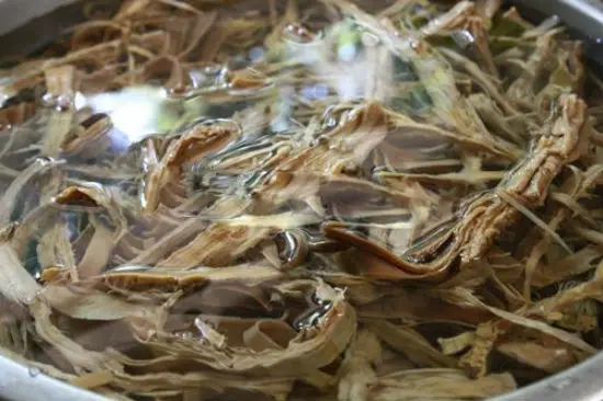 Sơ chế măng làm món vịt nấu măng khô