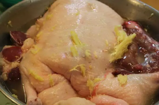 Sơ chế vịt làm món vịt nấu măng khô