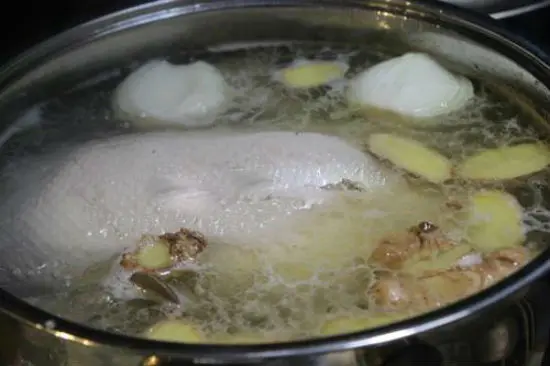 Chuẩn bị phần nước dùng cho món vịt nấu măng khô