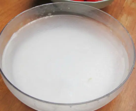 Chuẩn bị nước vôi trong để làm mứt cà chua bi