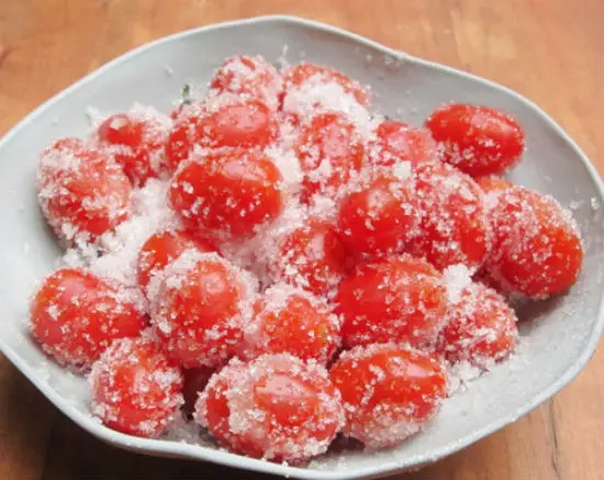Để làm mứt cà chua bi ướp cà chua bi với đường từ 3-4 giờ