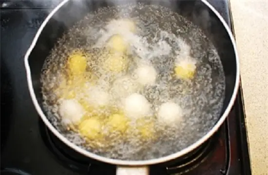 cho bánh vào luộc