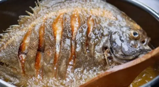 cá nấu mẻ rán cá