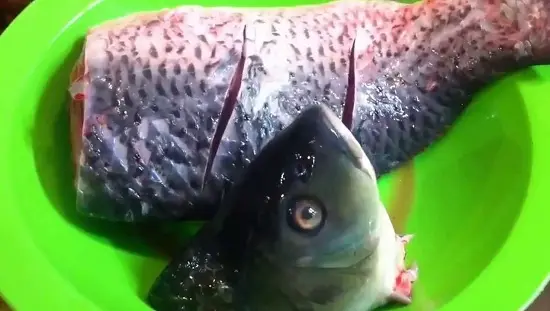 cá nấu mẻ làm sạch cá
