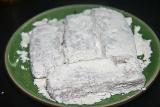 Để lại một ít bột khô để làm áo chè lam