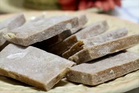 Cắt chè lam thành những miếng nhỏ vừa ăn