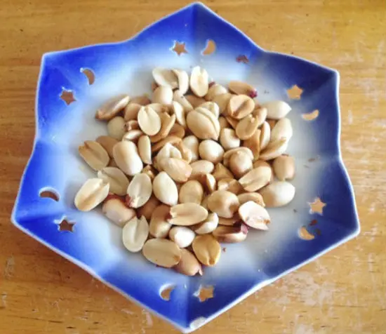 Rang lạc để cho thêm vào món chè lam