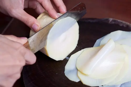 măng cuốn thịt gà hấp thái măng