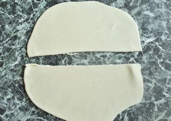 chia bột thành hai hình bán nguyệt