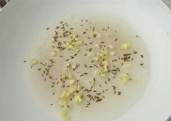 thêm tỏi và gừng vào phi thơm