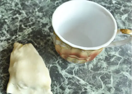 dùng nước dính vỏ bánh