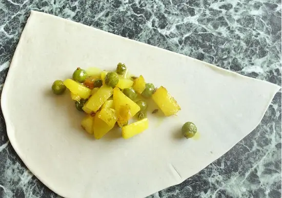 múc nhân vào vỏ bánh