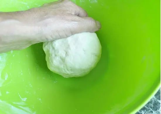 nhào bột cho thật kỹ