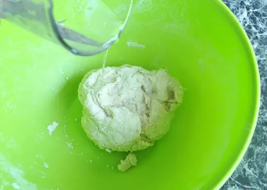 thêm nước vào bột nếu bị khô