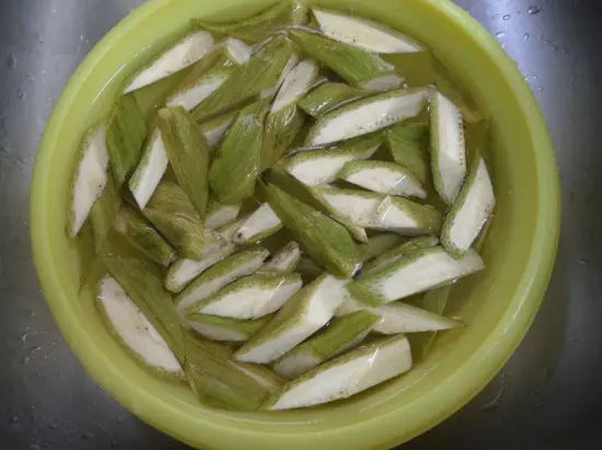 ốc xào chuối xanh ngâm chuối