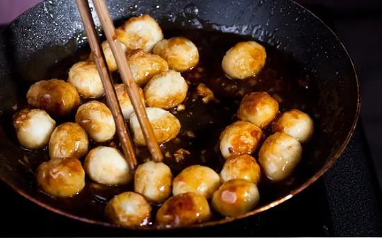 Cho trứng cút vào để làm món trứng cút chua ngọt