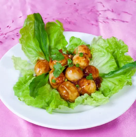 Cho trứng cút chua ngọt ra đĩa