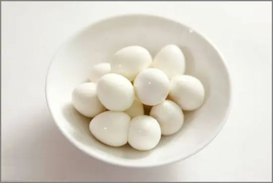 Luộc trứng cút để làm món trứng cút chua ngọt